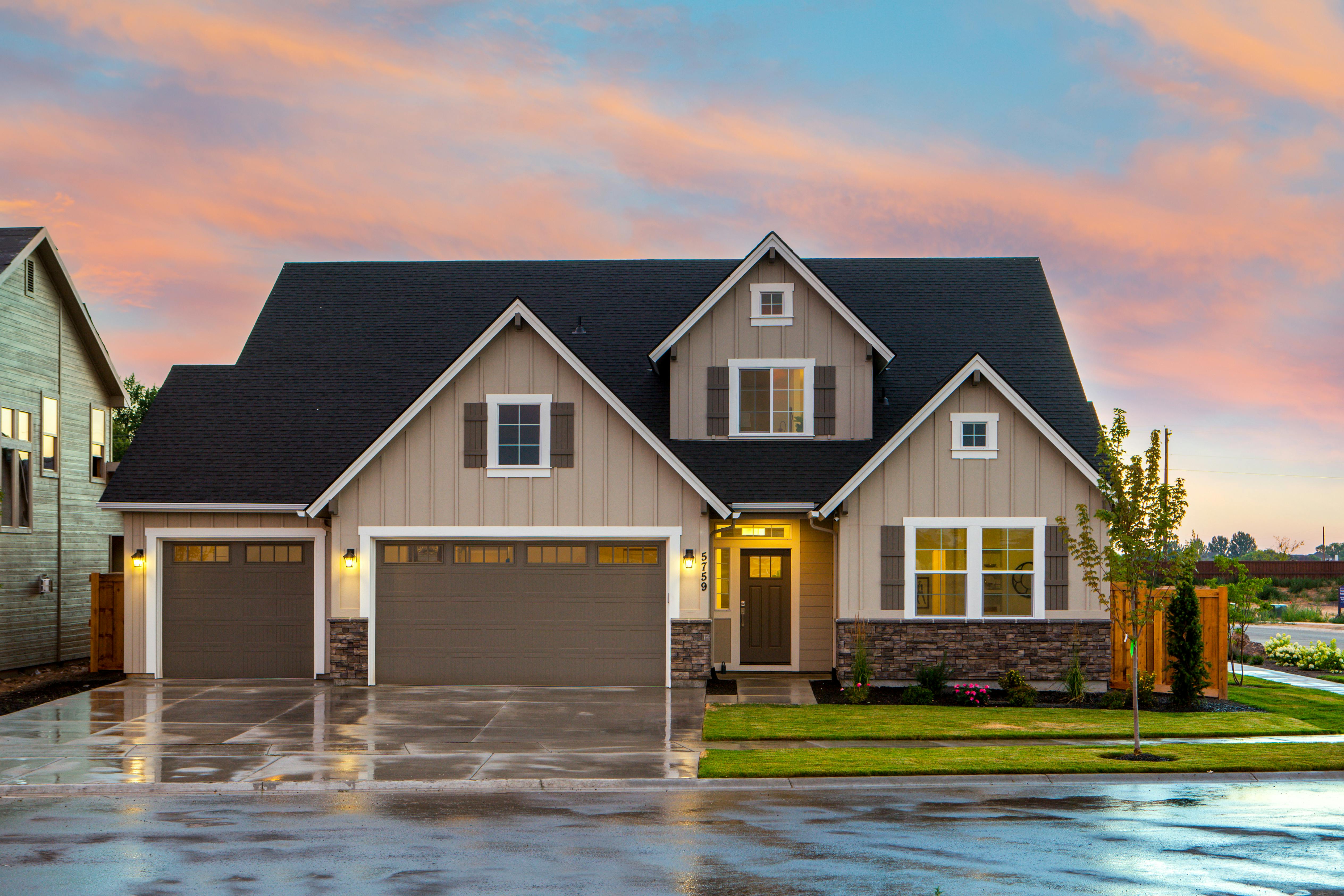 Fotografía ilustrativa de una vivienda al atardecer